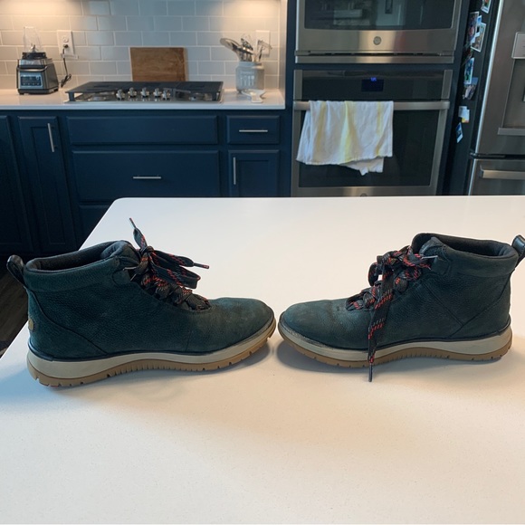 UGG Women's Lakeside Black Ankle Suede Ankle Red Lace-up Boot womens size 9 - Picture 4 of 7